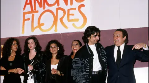 Lola Flores con su marido y sus hijos Lola Flores con su marido y sus hijos