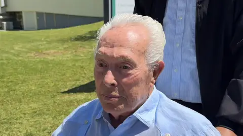 Curro Romero tras recibir el alta hospitalaria Curro Romero tras recibir el alta hospitalaria