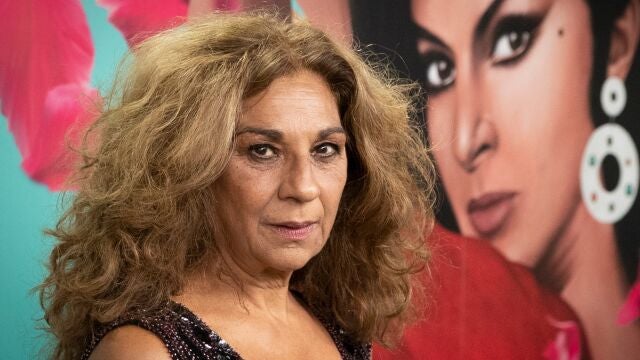 Lolita Flores junto a un mural de Lola Flores