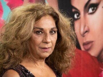 Lolita Flores junto a un mural de Lola Flores