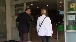 V&iacute;ctima y su abogado Jos&eacute; A. Sires a la entrada de los juzgados en Sevilla