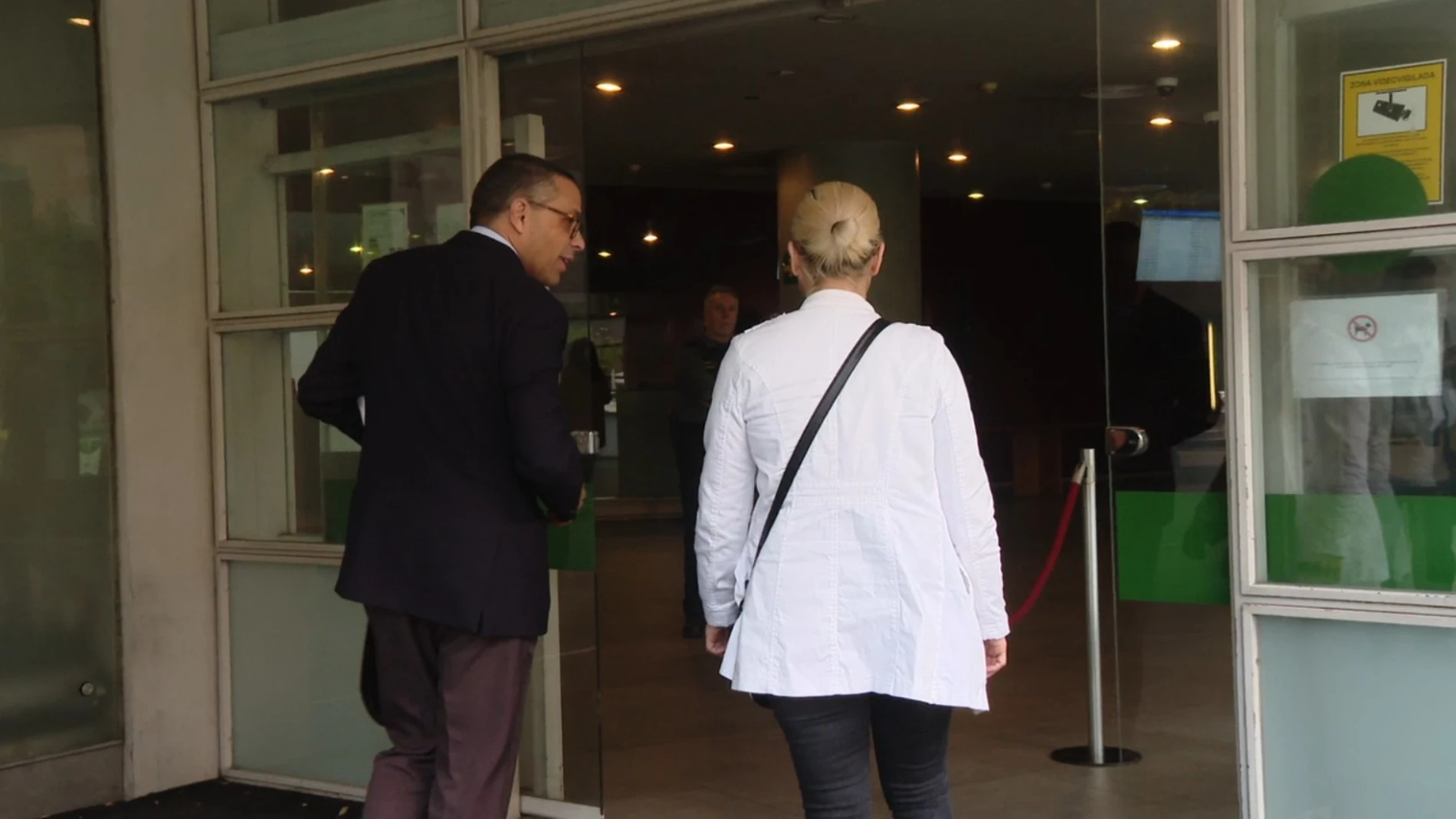 Víctima y su abogado José A. Sires a la entrada de los juzgados en Sevilla Víctima y su abogado José A. Sires a la entrada de los juzgados en Sevilla