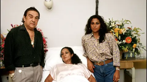 Lola Flores en el hospital con Antonio González El Pescaílla y Lolita Lola Flores en el hospital con Antonio González El Pescaílla y Lolita
