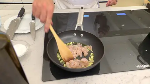 Corta las colas de gamba finamente e incorpóralas a la sartén Corta las colas de gamba finamente e incorpóralas a la sartén