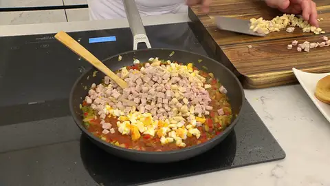 Añade la salsa de tomate, el comino, los huevos cocidos y las carnes Añade la salsa de tomate, el comino, los huevos cocidos y las carnes