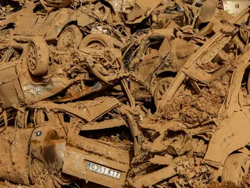 Coches destruidos y cubiertos de barro tras las inundaciones provocadas por la DANA Coches destruidos y cubiertos de barro tras las inundaciones provocadas por la DANA
