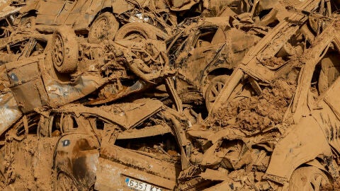 Coches destruidos y cubiertos de barro tras las inundaciones provocadas por la DANA