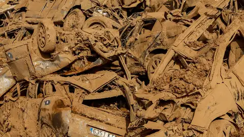 Coches destruidos y cubiertos de barro tras las inundaciones provocadas por la DANA Coches destruidos y cubiertos de barro tras las inundaciones provocadas por la DANA