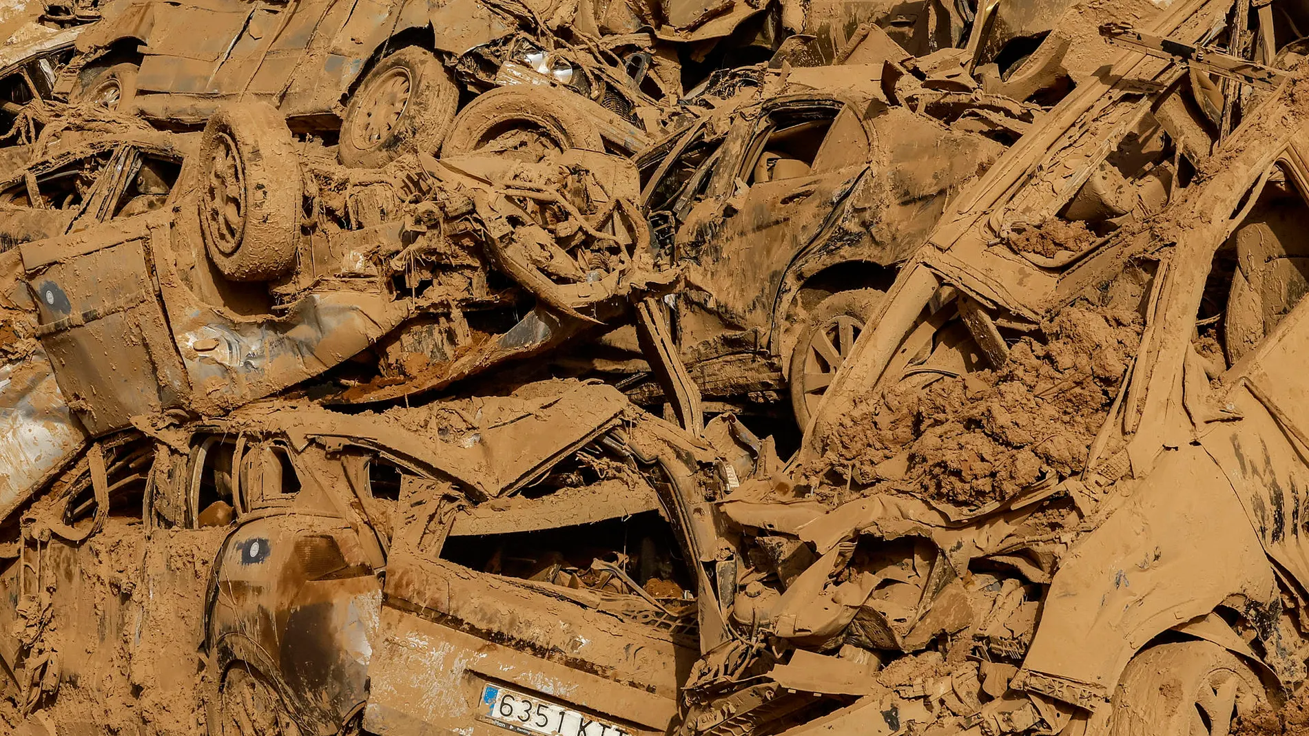 Coches destruidos y cubiertos de barro tras las inundaciones provocadas por la DANA Coches destruidos y cubiertos de barro tras las inundaciones provocadas por la DANA