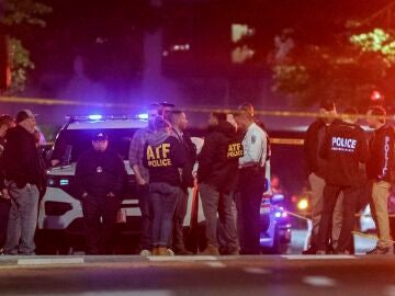 Agentes de policía en el lugar donde dos personas fueron asesinadas a tiros cerca del Museo Judío Capital en Washington
