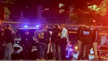 Agentes de policía en el lugar donde dos personas fueron asesinadas a tiros cerca del Museo Judío Capital en Washington
