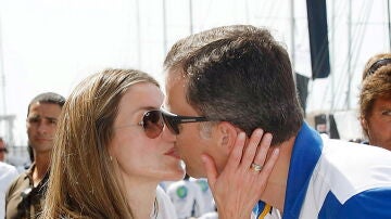 Beso de Felipe VI y Letizia