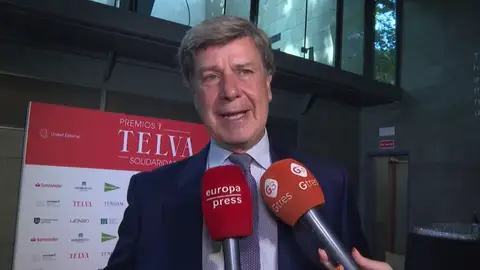 Cayetano Martínez de Irujo atendiendo a la prensa Cayetano Martínez de Irujo atendiendo a la prensa