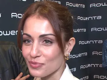 Hiba Abouk atendiendo a la prensa Hiba Abouk atendiendo a la prensa