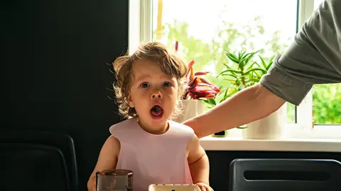 Una niña a punto de atragantarse Una niña a punto de atragantarse