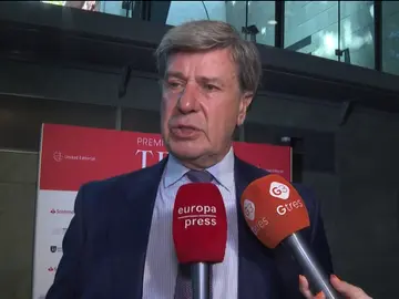 Cayetano Martínez de Irujo atendiendo a los medios Cayetano Martínez de Irujo atendiendo a los medios