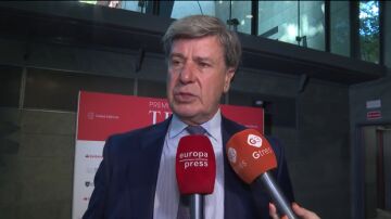 Cayetano Martínez de Irujo atendiendo a los medios