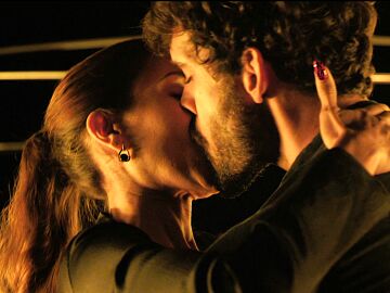Eva es incapaz de acabar con Oliver… ¡y acaban besándose de nuevo!