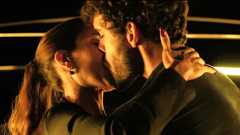 Eva es incapaz de acabar con Oliver… ¡y acaban besándose de nuevo! Eva es incapaz de acabar con Oliver… ¡y acaban besándose de nuevo!