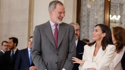 Felipe VI riéndose tras un comentario de Letizia Felipe VI riéndose tras un comentario de Letizia