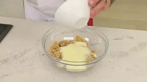 Agrega la leche condensada y el licor de avellana, y mezcla bien Agrega la leche condensada y el licor de avellana, y mezcla bien