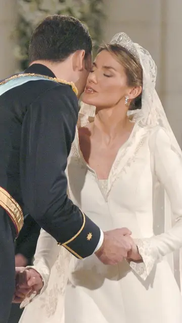 Beso tímido en la boda de Felipe y Letizia Beso tímido en la boda de Felipe y Letizia