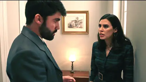 Raúl intenta hacer las paces con María, pero ella le da una bofetada Raúl intenta hacer las paces con María, pero ella le da una bofetada