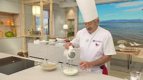 Pon la nata en un bol y móntala con una batidora de varillas eléctrica Pon la nata en un bol y móntala con una batidora de varillas eléctrica