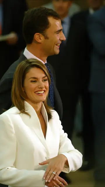 Letizia mostrando su anillo de compromiso Letizia mostrando su anillo de compromiso