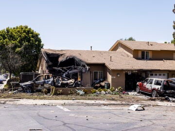 Casa destruida por el choque de la avioneta en San Diego