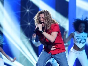 ¡Un torbellino! Mikel Herzog Jr. ‘camina’, vuela, gira y lo da todo como David Bisbal