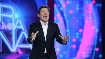 ¿Lleva Àngel Llàcer ropa interior? Manel Fuentes siembra la duda en el arranque de la séptima gala