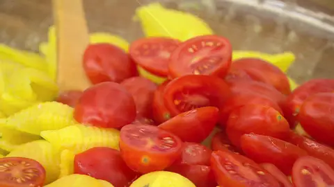 Corta los tomates cherry por la mitad e incorpóralos Corta los tomates cherry por la mitad e incorpóralos