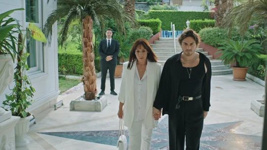 La familia Korhan se reconfigura: Halis presenta a su hija Nükhet y a su nieto Kaya La familia Korhan se reconfigura: Halis presenta a su hija Nükhet y a su nieto Kaya
