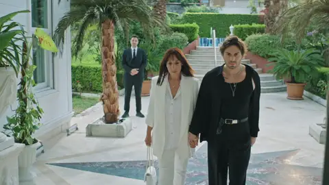 La familia Korhan se reconfigura: Halis presenta a su hija Nükhet y a su nieto Kaya La familia Korhan se reconfigura: Halis presenta a su hija Nükhet y a su nieto Kaya