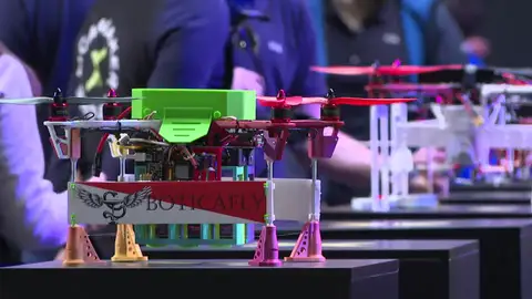 Estudiantes gallegos diseñan drones para llevar medicinas a zonas remotas: “Queremos que se sientan ingenieros” Estudiantes gallegos diseñan drones para llevar medicinas a zonas remotas: “Queremos que se sientan ingenieros”