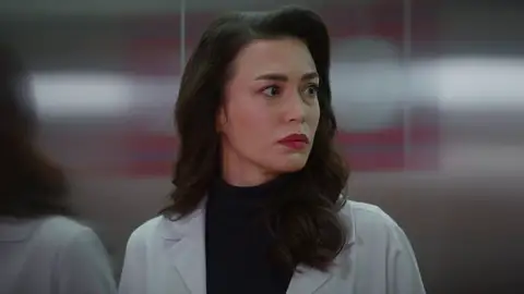 Bahar niega lo evidente, pero Rengin lo tiene claro: algo pasa entre Timur y Efsun Bahar niega lo evidente, pero Rengin lo tiene claro: algo pasa entre Timur y Efsun