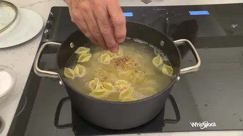 Cuando empiece a hervir, introduce la pasta y las hebras de azafrán Cuando empiece a hervir, introduce la pasta y las hebras de azafrán