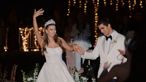 La boda de Seyran y Ferit en Una nueva vida La boda de Seyran y Ferit en Una nueva vida
