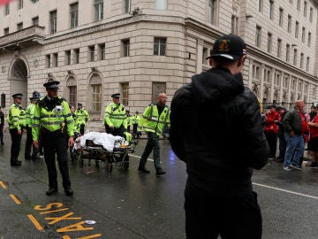 un aficionado es evacuado en camilla tras el atropello en Liverpool