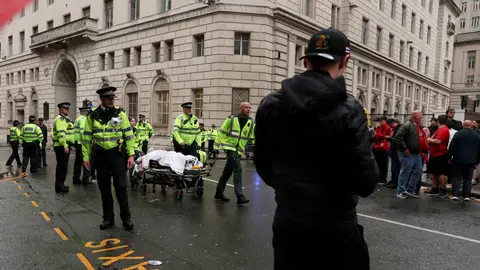 un aficionado es evacuado en camilla tras el atropello en Liverpool un aficionado es evacuado en camilla tras el atropello en Liverpool