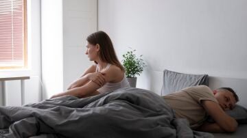 Pareja triste en la cama
