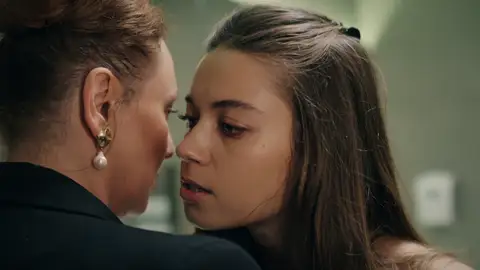 Seyran revela el secreto de Ifakat: “¿Por qué no te fuiste cuando murió tu marido?” Seyran revela el secreto de Ifakat: “¿Por qué no te fuiste cuando murió tu marido?”