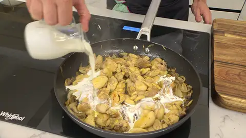 Vierte la nata y cocina todo a fuego suave Vierte la nata y cocina todo a fuego suave
