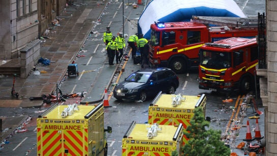 Los servicios de emergencia en el lugar donde varias personas fueron atropelladas por un coche en Water Street, Liverpool