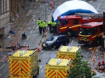 Los servicios de emergencia en el lugar donde varias personas fueron atropelladas por un coche en Water Street, Liverpool