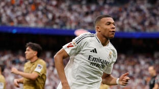 Kylian Mbapp&eacute; celebra uno de sus goles a la Real Sociedad