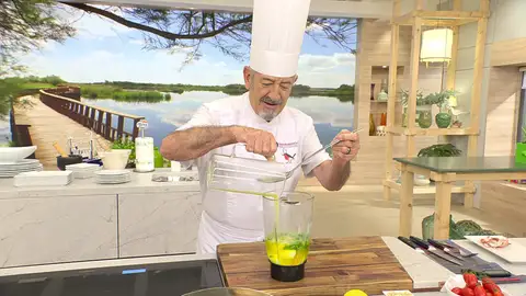 Tritura los ingredientes hasta que consigas una salsa homogénea Tritura los ingredientes hasta que consigas una salsa homogénea