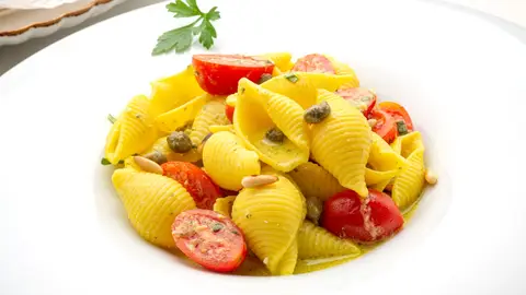 Conchas con salsa de huevo y albahaca Conchas con salsa de huevo y albahaca