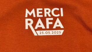 Las camisetas del homenaje a Nadal que se repartieron en el homenaje de Par&iacute;s se venden un d&iacute;a despu&eacute;s a 500 euros en una plataforma
